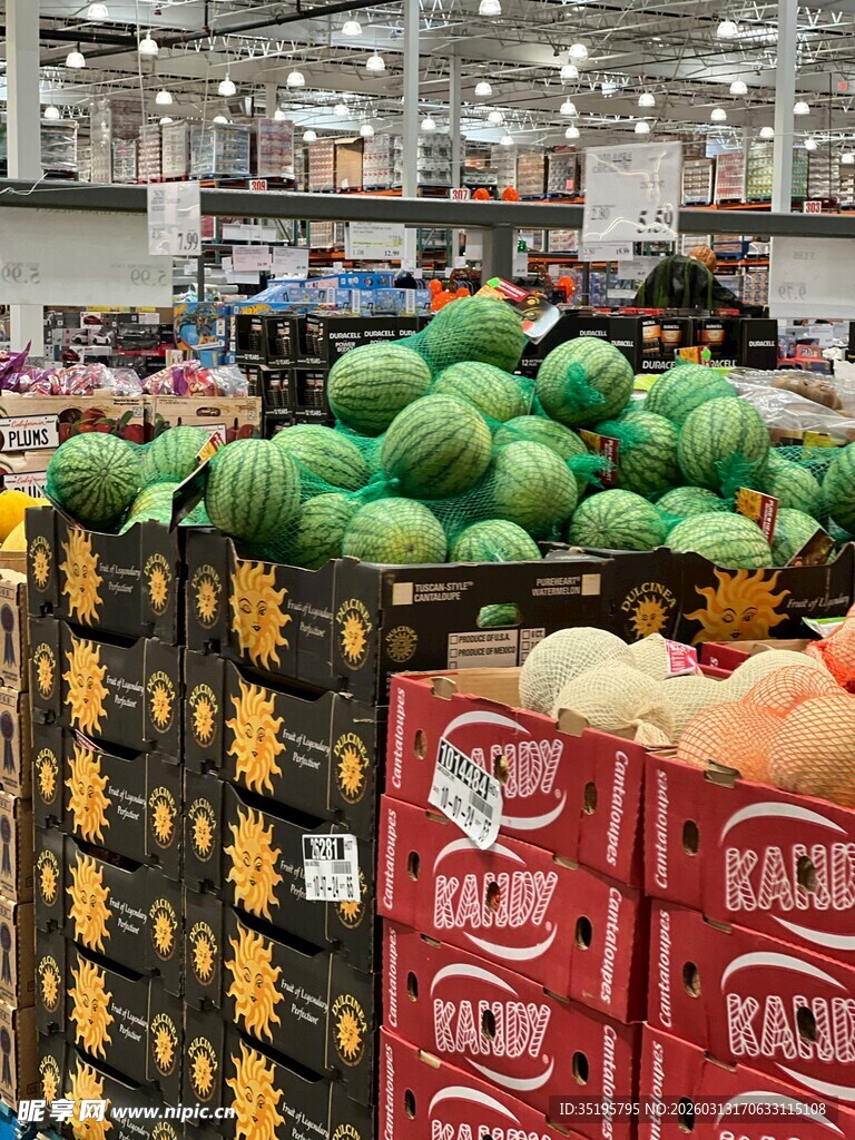 超市内丰富多样的水果陈列