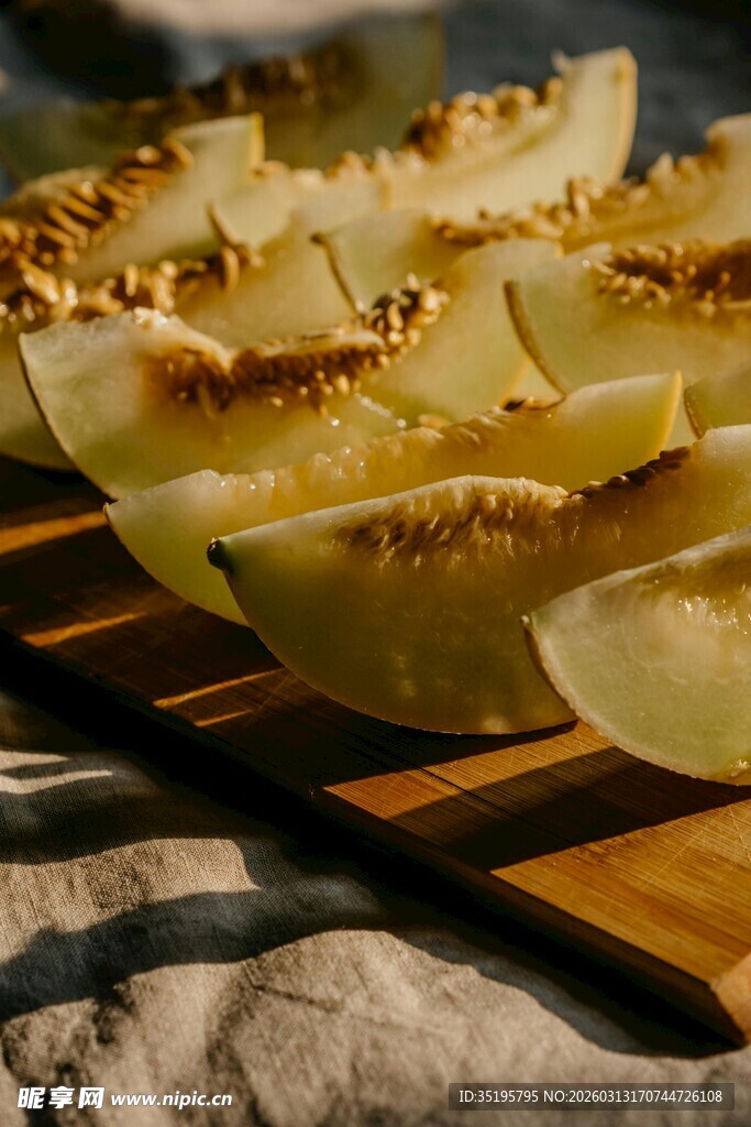 切片甜瓜置于木盘上