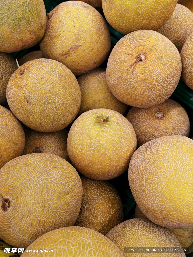 一堆饱满的新鲜龙眼