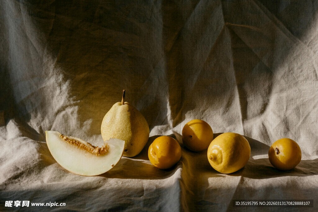 静物甜瓜与黄杏的组合