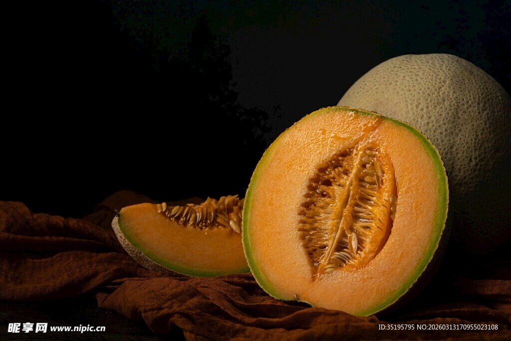 切开的香甜哈密瓜