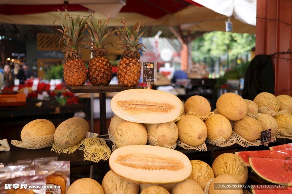 水果摊的多样新鲜水果