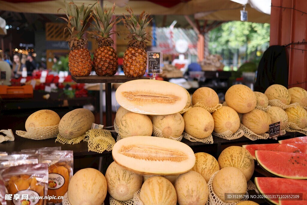 水果摊位上的多样新鲜水果