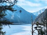 九寨沟冬日静谧湖山雪景