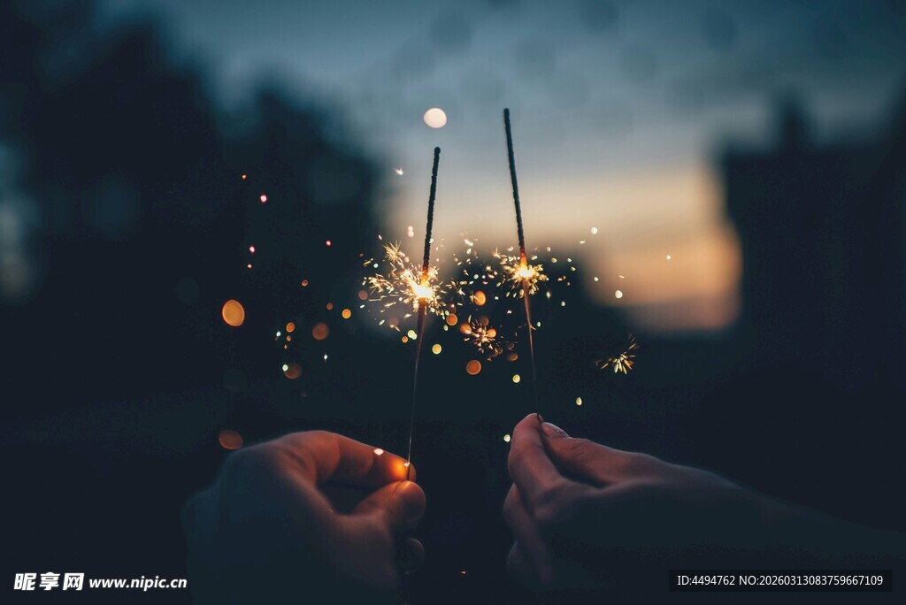手持烟花的温馨浪漫时刻