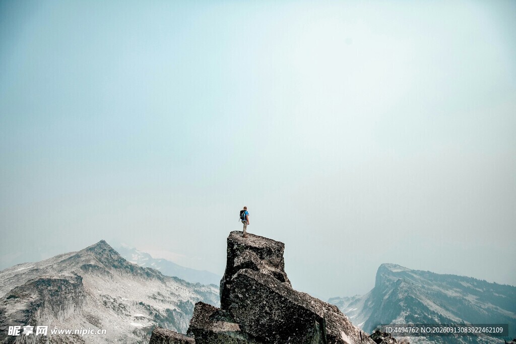 一人屹立于山巅远眺