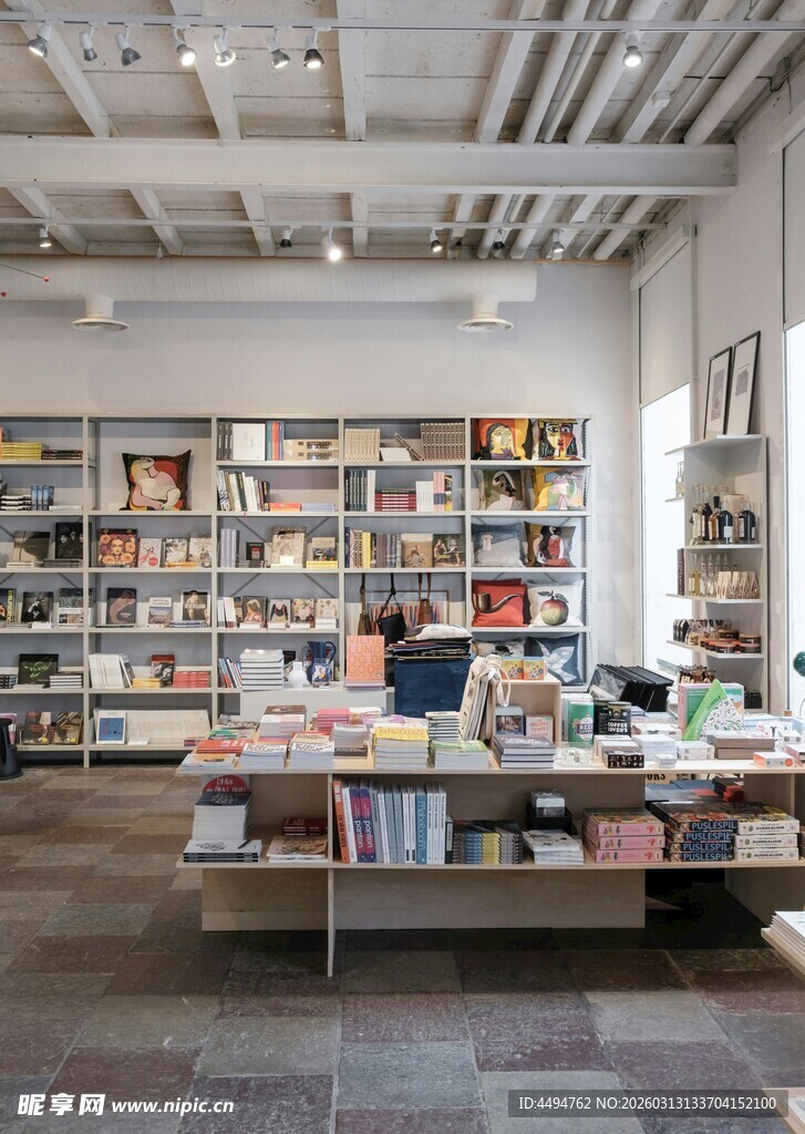 宽敞明亮的室内图书馆场景