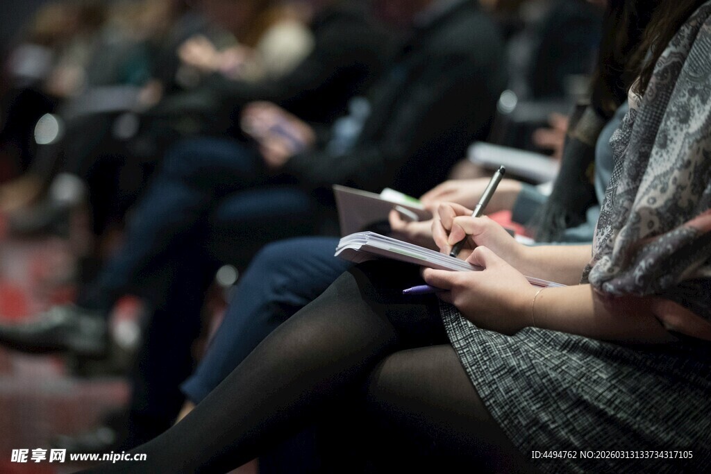 会议中专注记录的参会者