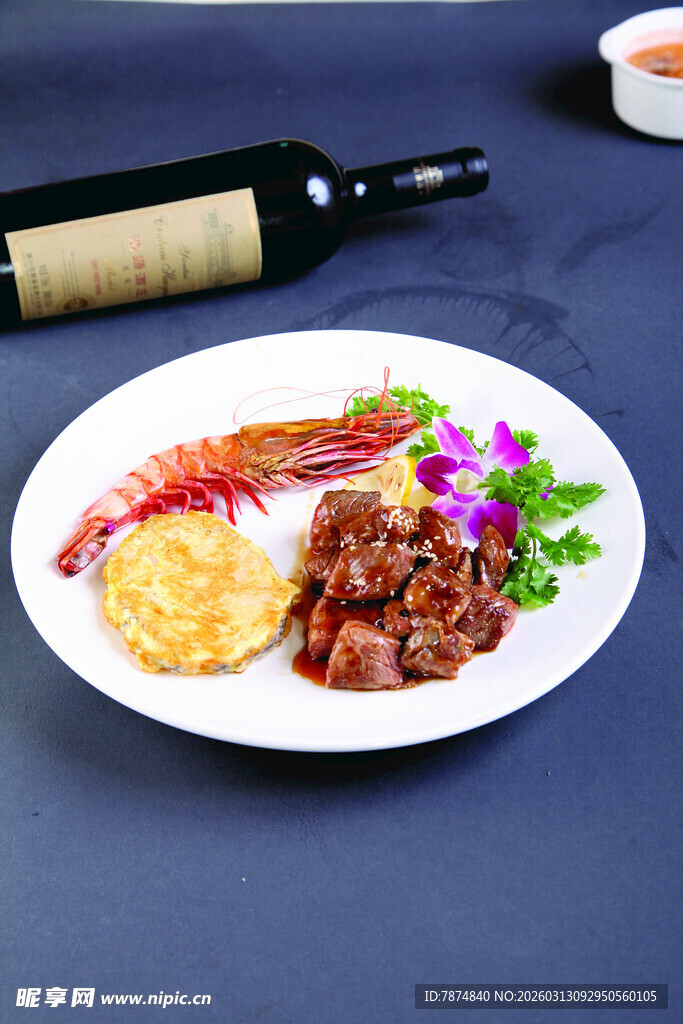 美味西餐摆盘与红酒相伴