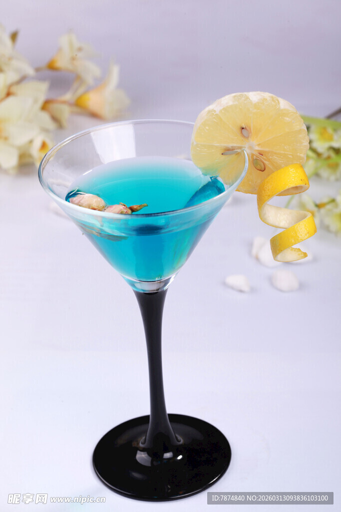 蓝色马天尼鸡尾酒