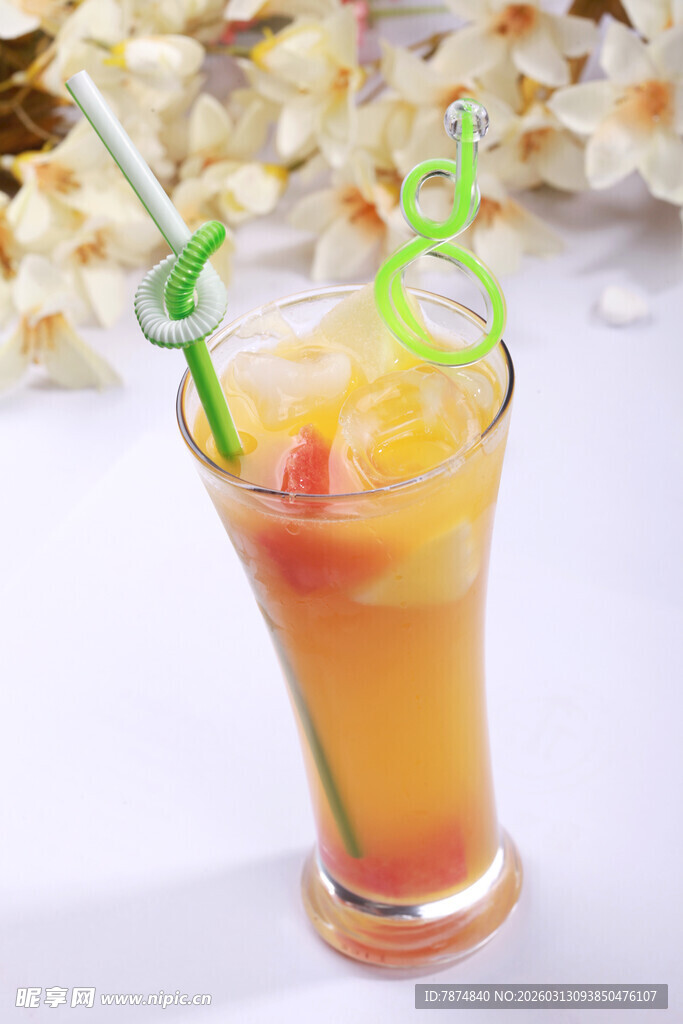 色彩缤纷的创意水果鸡尾酒