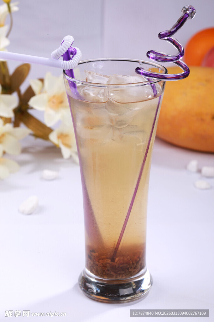 紫色吸管装饰的美味饮品