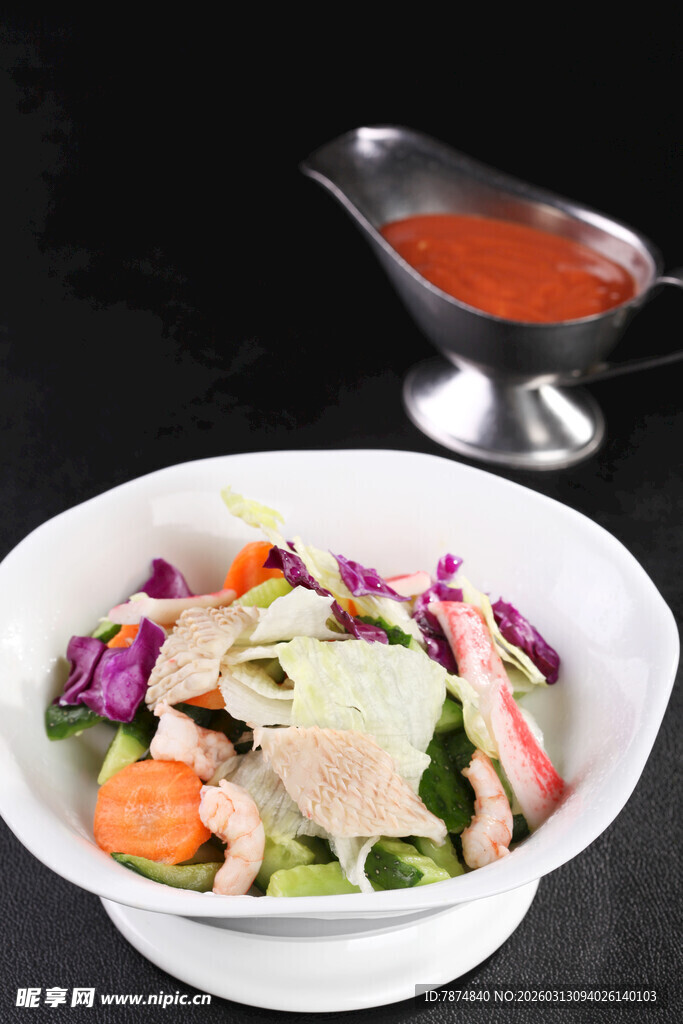 新鲜蔬菜沙拉配蘸酱