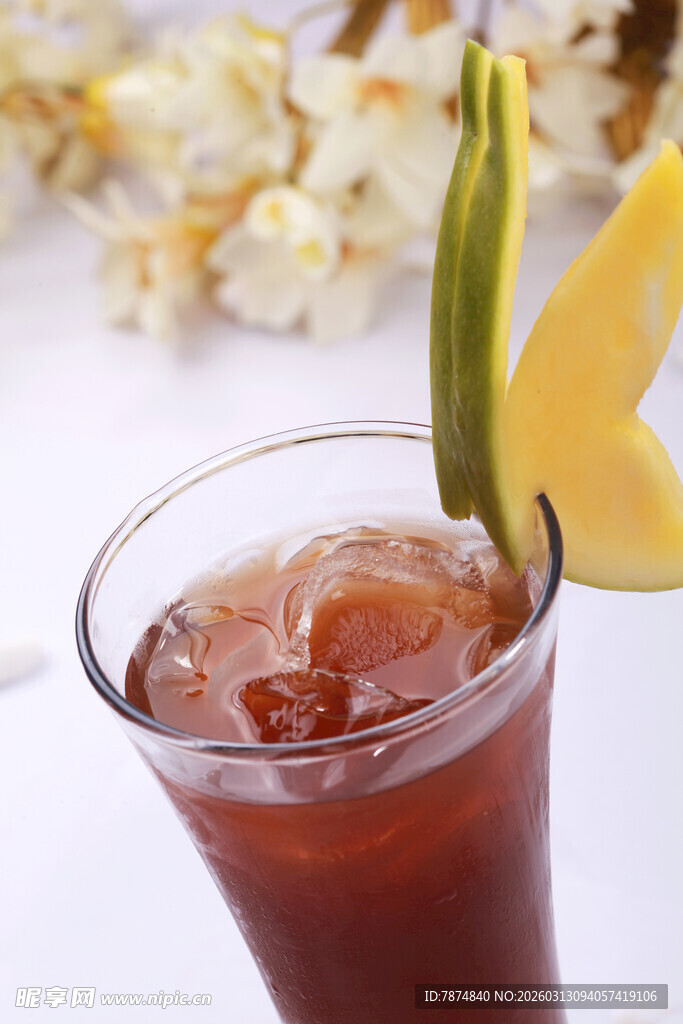 芒果黄瓜装饰的冰饮
