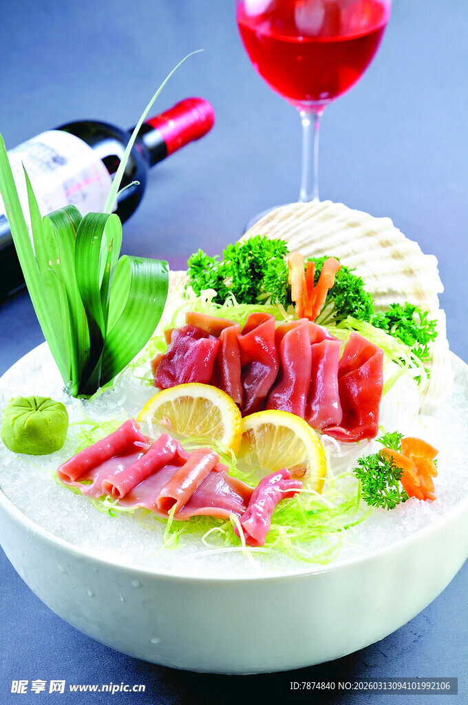 美味刺身拼盘配红酒