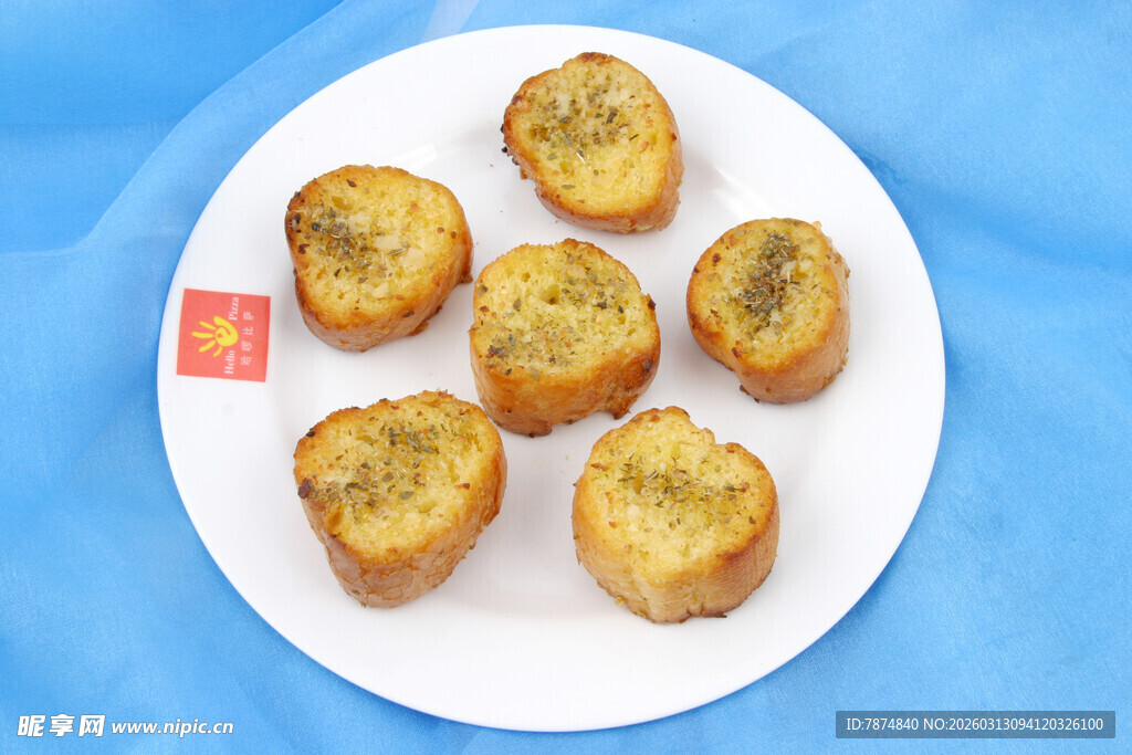 美味香蕉小蛋糕摆于盘上