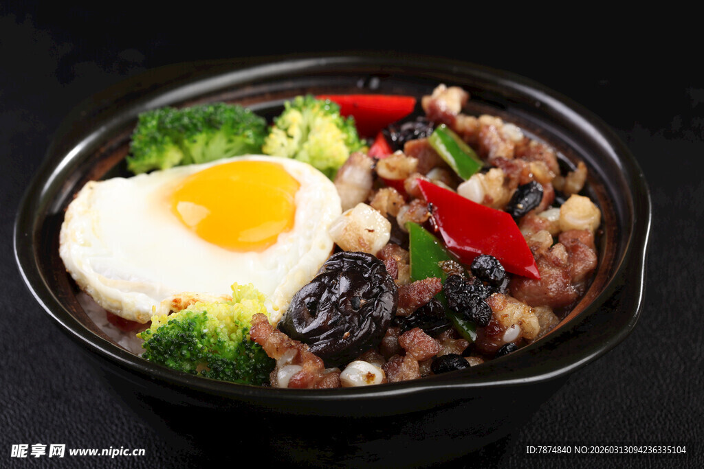 营养丰富的蔬菜煎蛋拌饭