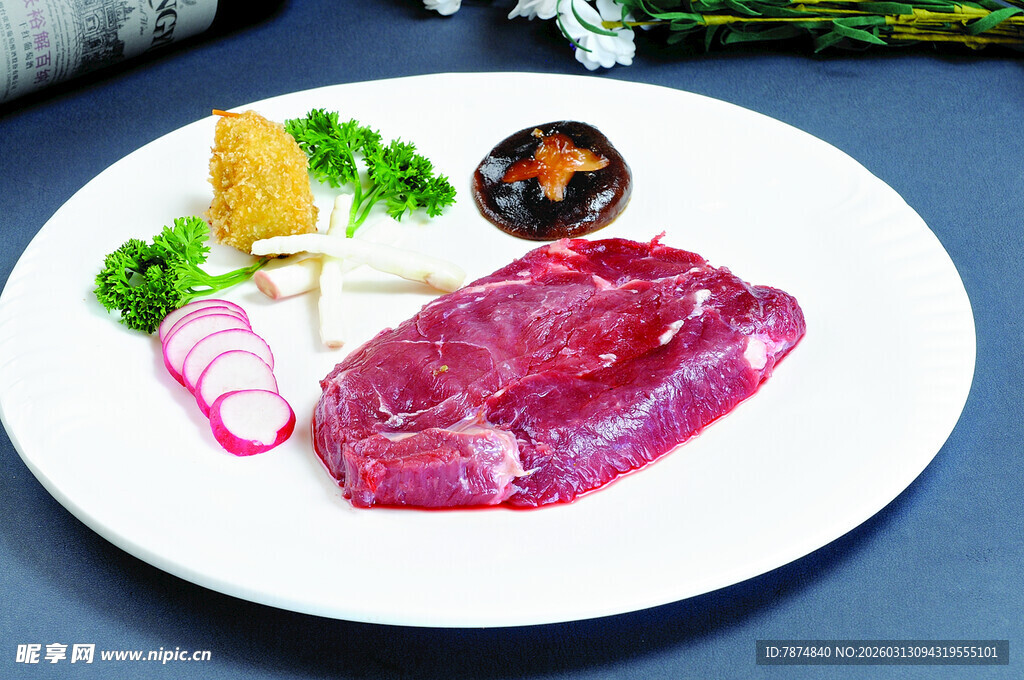 精致摆盘的生鲜肉类食材