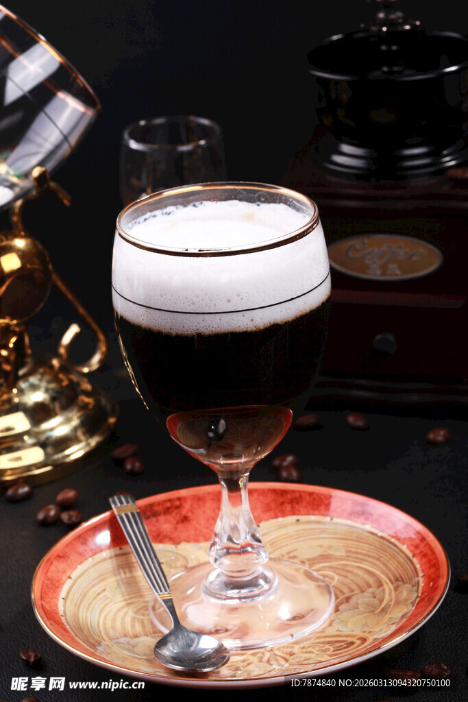 精致分层咖啡饮品特写