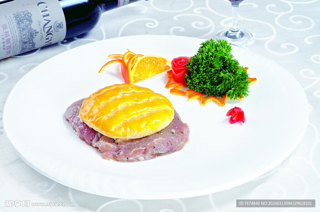 精致摆盘的美味牛排料理