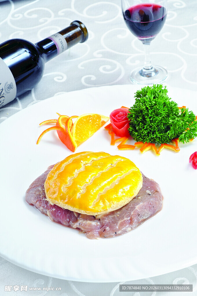 美味牛排配红酒与蔬菜