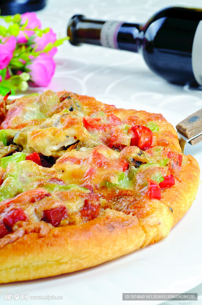 美味蔬菜披萨配红酒