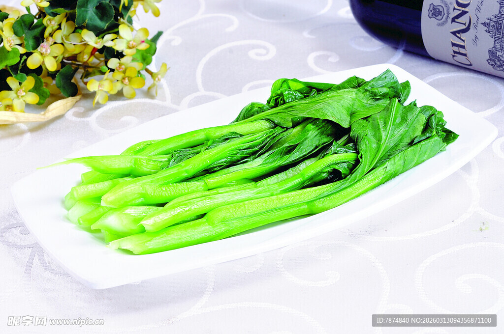 新鲜翠绿菜心摆于盘中