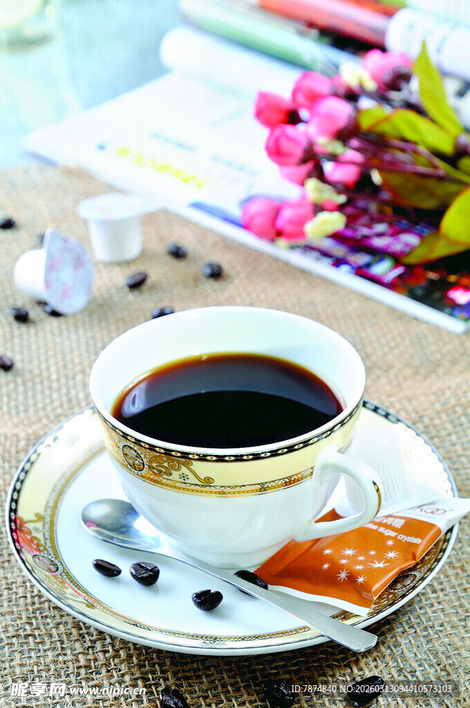 精致咖啡搭配小食与花卉