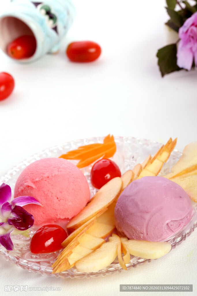 多彩美味冰淇淋配水果