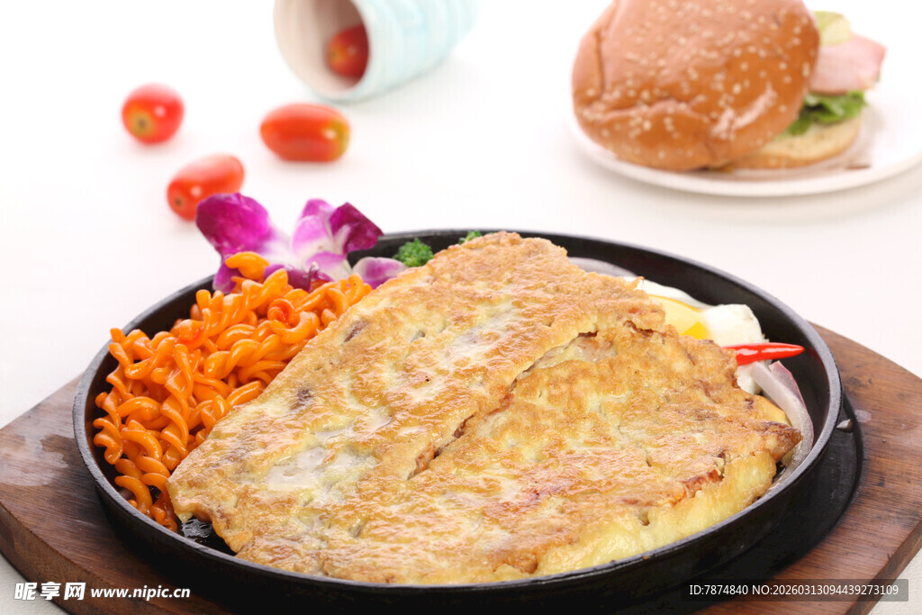 美味蛋包饭搭配多彩配菜