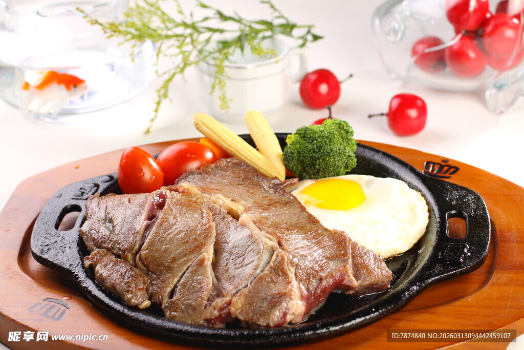 美味牛排配煎蛋与蔬菜