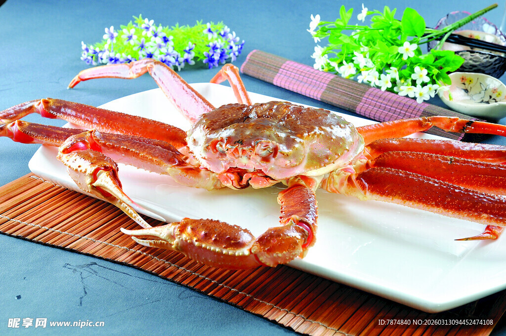 盘中鲜活大螃蟹