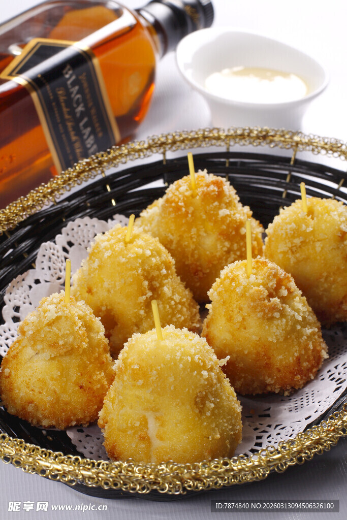 美味油炸丸子配美酒