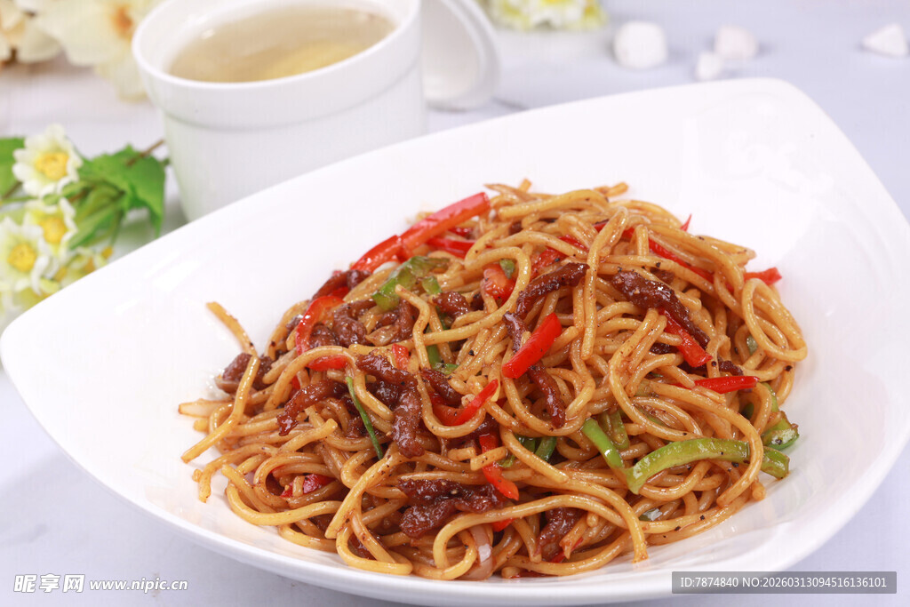 美味炒面摆放在精致盘中