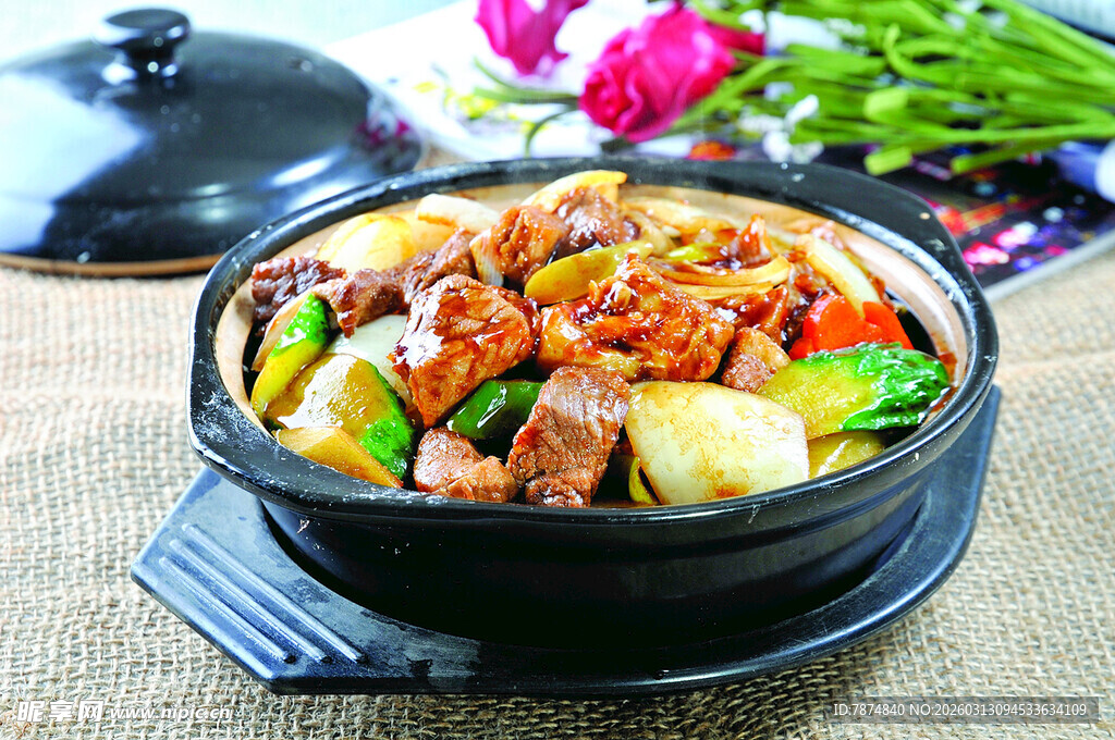 美味砂锅菜肴 色泽诱人