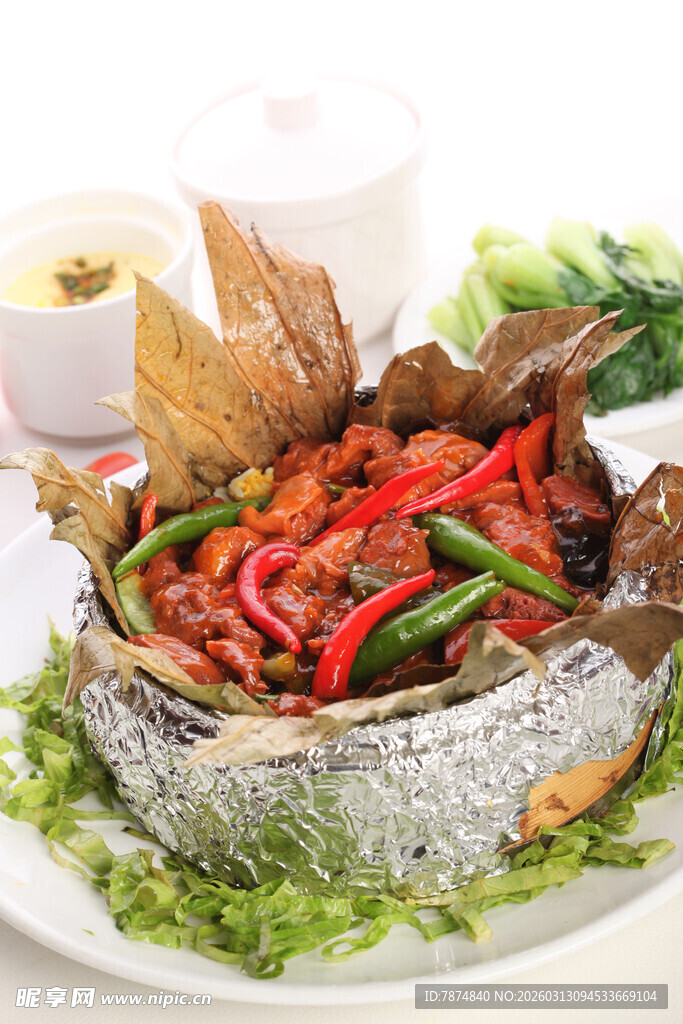 红烧鱼配辣椒蔬菜摆盘