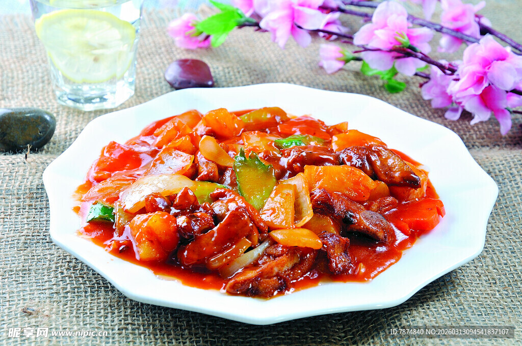 美味红烧菜肴摆于盘中