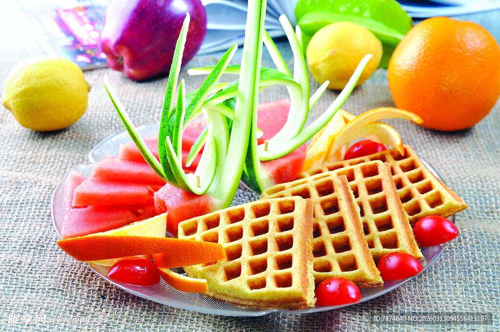 华夫饼配多彩蔬果摆盘