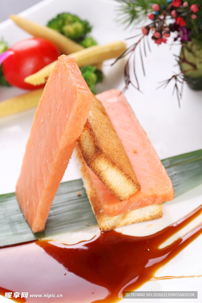 美味三文鱼寿司摆盘