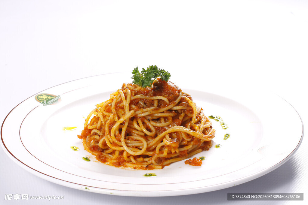 美味意大利面摆放在盘中