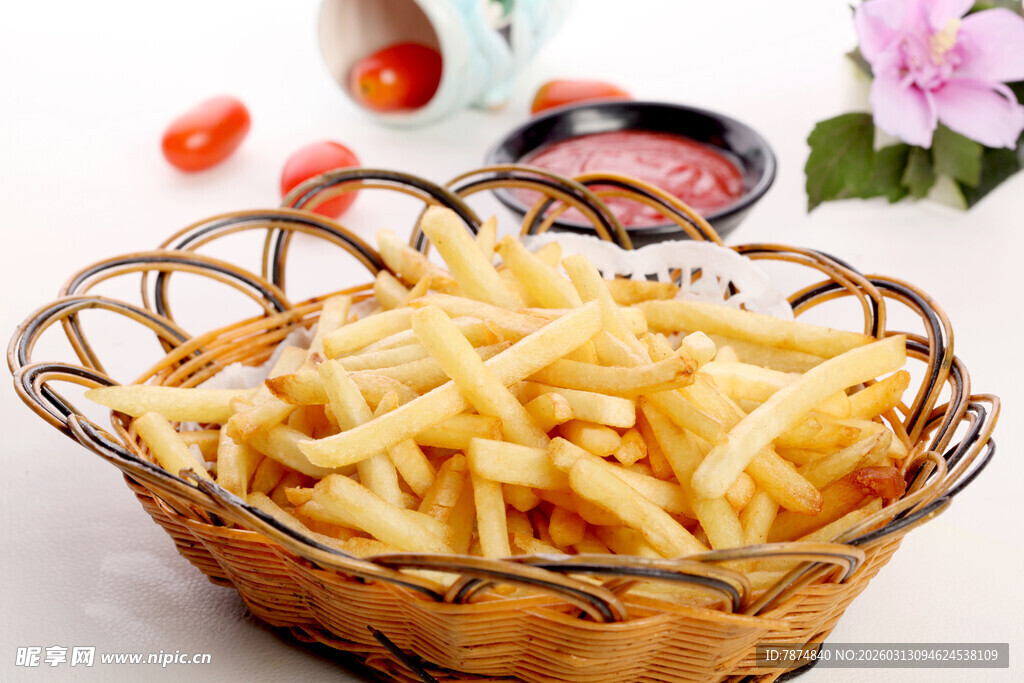 美味油炸薯条摆放在篮中