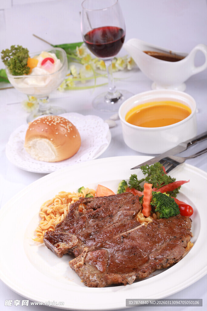美味牛排与多样餐食搭配