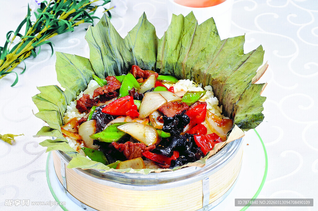 荷叶盛装多彩凉拌菜