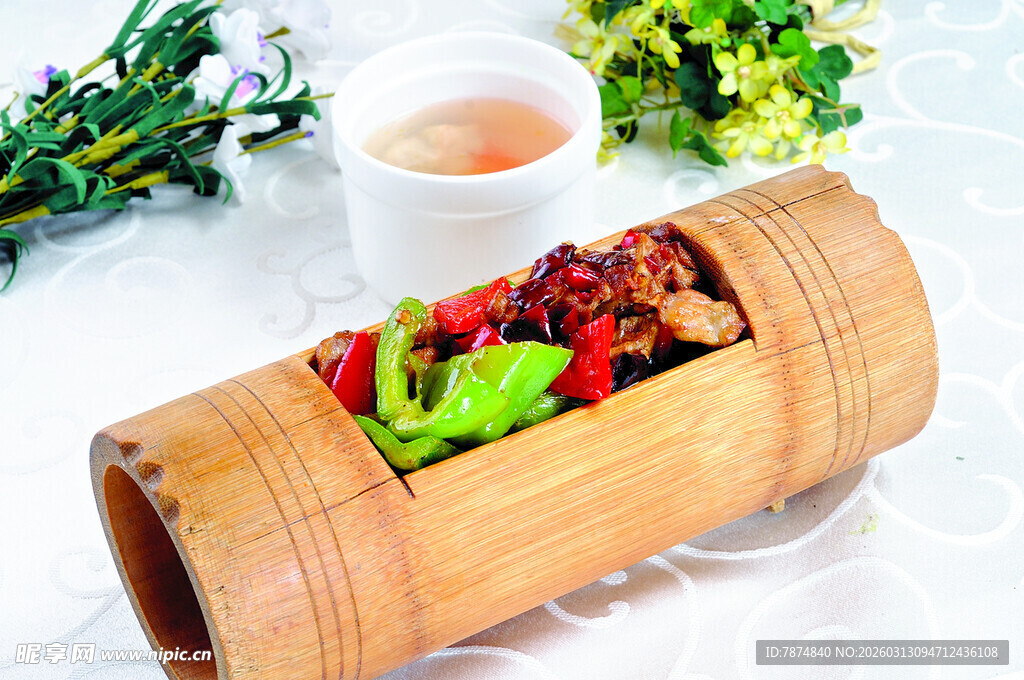 竹筒装的特色养生食材