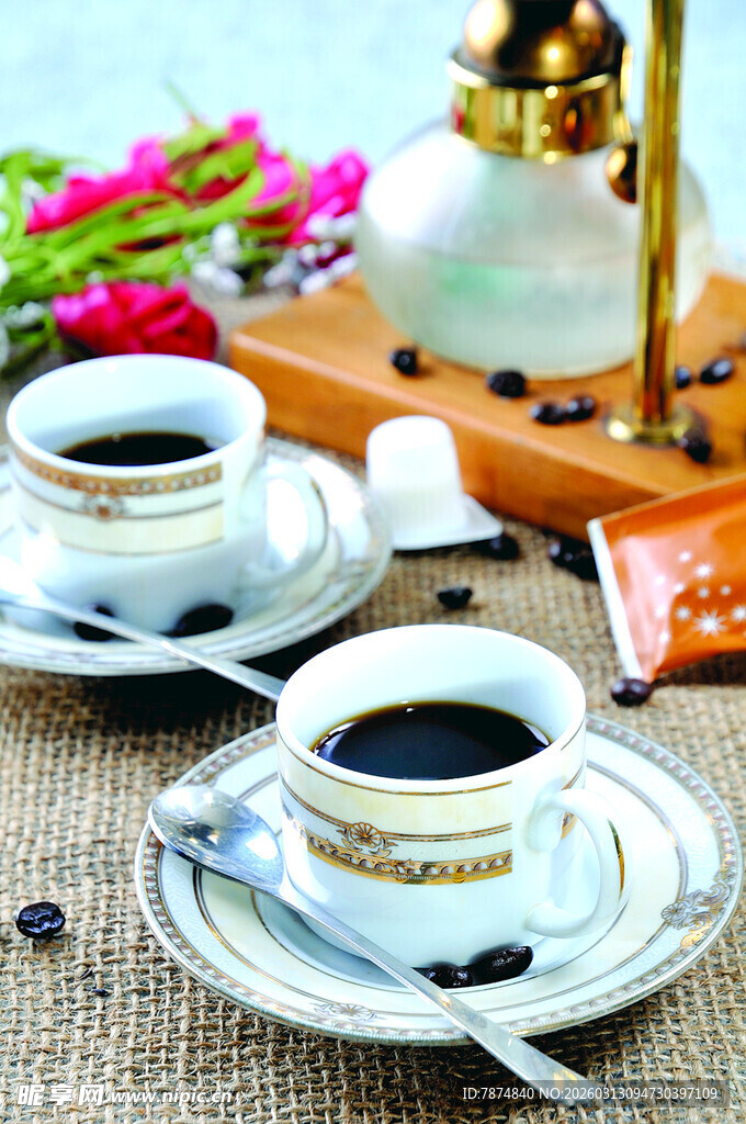 两杯香醇咖啡的惬意时刻