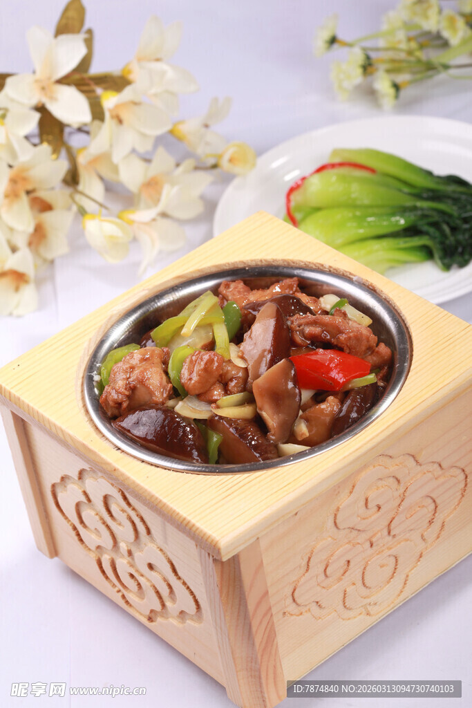 木制容器中的美味炖菜