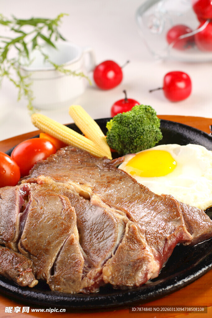 美味牛排配蔬菜与煎蛋