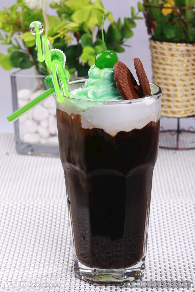 薄荷肉桂装饰的深色饮品