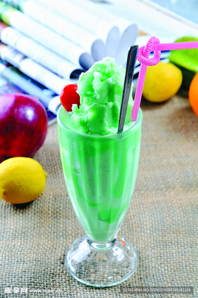 绿色冰沙配多彩装饰