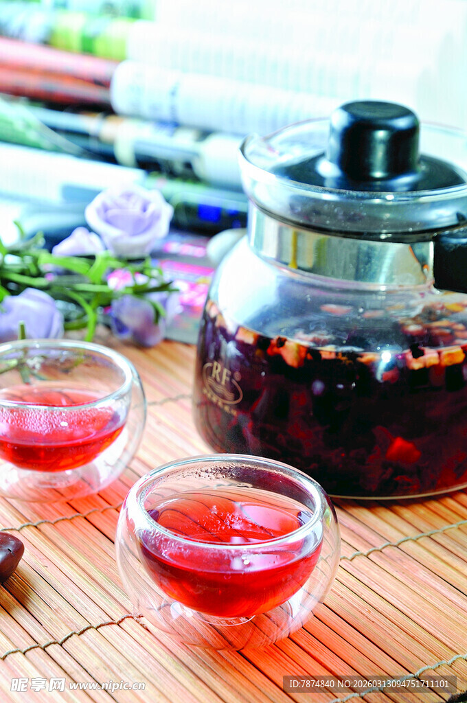 玻璃壶泡制的美味养生茶